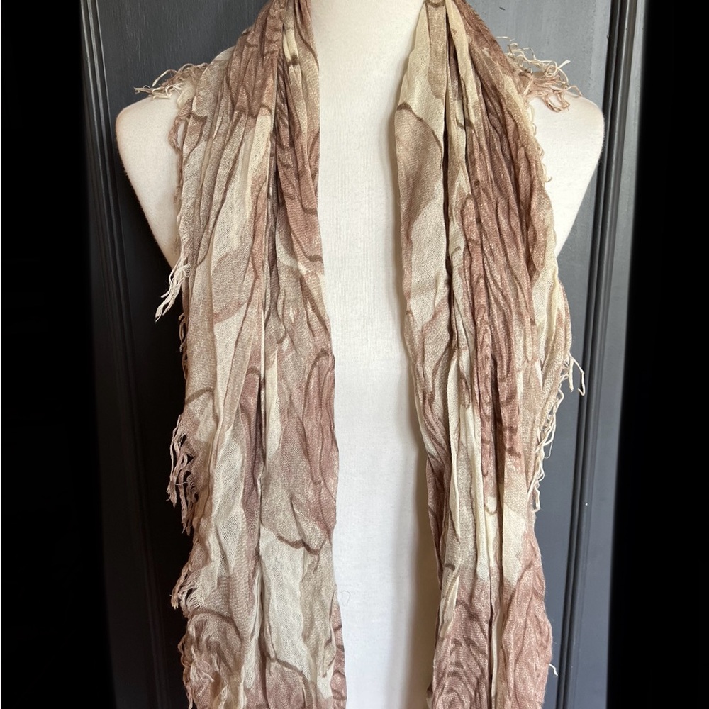 New Auth Chan Luu Rose Print Cashmere Silk Scarf Color: Cameo Rose Combo - Picture 3 of 6